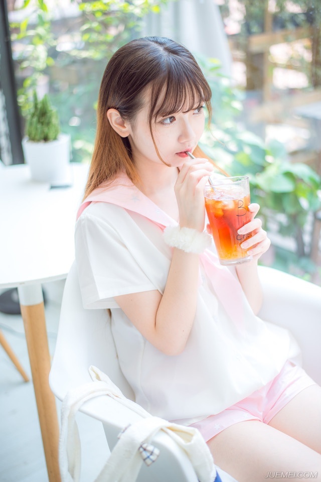 也许一个人会变成原来最讨厌的样子，只是因为要适应这个社会罢了。